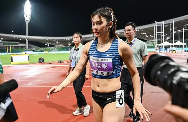 运动员都有, 通过积分途, 跌一个名次