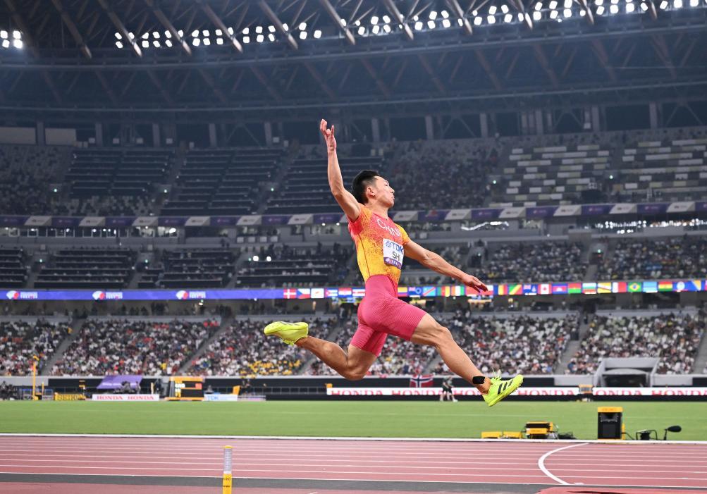 AA, 职业生涯首, 新华社记者 AA, 职业生涯首, 新华社记者